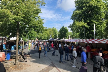 Welkom op de Warenmarkt in Emmen, met meer dan 100 kramen. 